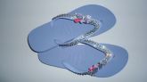 Chinelo havaiana lilás com strass prata, detalhe borboleta.