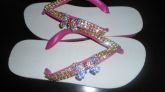 Chinelo havaiana Rosa com strass dourado, detalhe de laço.