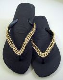 chinelo havaiana preta customizada com strass dourado.